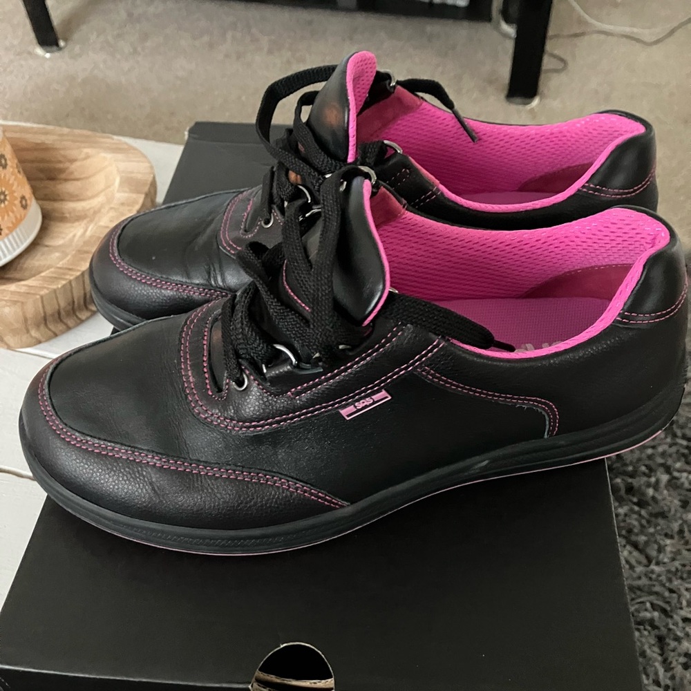 SAS tennis shoes